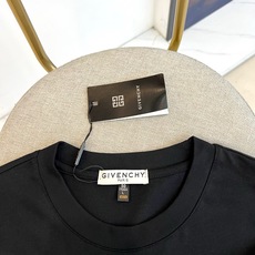 Given纪梵希、2026春夏新品短袖T恤,以纯色为底,延续品牌经典优雅基因,将街头随性与高级时装完美融 Given纪梵希、2026春夏新品短袖T恤,以纯色为底,延续品牌经典优雅基因,将街头随性与高级时装完美融