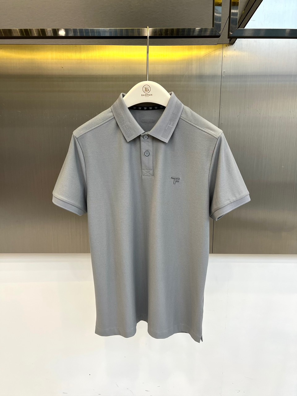 NO:903030,Tom Ford  Tom Ford, 2026 spring and summer new short-sleeved polo shirt, reshapes the classics with minimalist aesthetics, with calm and high-end tones, making it easy to handle both business and leisure scenes. The pique cotton fabric treated with double-sided mercerization process has a delicate luster on the surface, making it touch-friendly.  It feels silky and cool, has excellent breathability and moisture absorption properties, and can keep you dry even when worn in the middle of summer. The classic lapel design is neat and stylish, two exquisite buttons embellish the placket, and the small letter embroidery on the left chest low-key highlights the quality details. The short sleeves are tailored and not tight.  , taking into account activity comfort and visual neatness. The double-sided mercerization technology not only improves the wrinkle resistance and shape retention of the fabric, but also gives the body a unique drape texture, which is not easy to deform after long-term wear. From professional elites to urban sportsmen, this polo shirt has a simple design  Carrying versatile attributes and interpreting the philosophy of comfort with high-quality fabrics, it has become an indispensable quality item in the 2026 spring and summer wardrobe, giving every appearance a high-end aura. M-5XL (model weighs 173,143 pounds, upper body size L),, tom  ford, T-shirt,19860909Tom Ford 汤姆福特、2026春夏新品短袖polo衫,以极简美学重塑经典,色调沉稳高级,轻松驾驭商务与休闲双重场景.采用双面丝光工艺处理的珠地棉面料,表面泛着细腻光泽,触感丝滑凉爽,透气吸湿性能优异,即使盛夏穿着也能保持干爽体感.经典翻领设计利落有型,两颗精致纽扣点缀门襟,左胸小巧字母刺绣低调彰显品质细节.短袖剪裁合体而不紧绷,兼顾活动舒适度与视觉利落感.双面丝光技术不仅提升了面料抗皱性与保型度,更赋予衣身独特的垂坠质感,久穿不易变形.从职场精英到都市型男,这件polo衫以简约设计承载百搭属性,用优质面料诠释舒适哲学,成为2026春夏衣橱里不可或缺的质感单品,让每一次出场都自带高级气场.M-5XL（模特173,143斤上身L码）,,tom ford,T-shirt,,Men's clothing