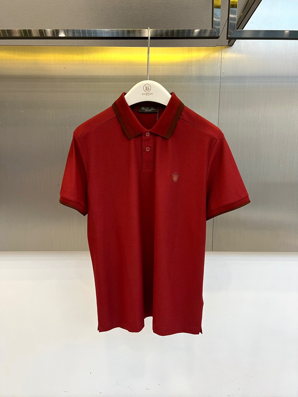 NO:903036,Loro  Piana's elegant, 2026 spring and summer new short-sleeved Polo shirt, with retro contrasting collar and sleeve edges, is simple yet sophisticated. The small shield embellishment on the chest low-key highlights the brand style. The fabric is made of 60 cotton, 35 lyocell and 5 spandex in a golden ratio. It is breathable and skin-friendly with natural cotton, and the lyocell fiber adds a silky drape. The micro-elastic spandex makes it more comfortable and unrestricted to wear. The classic Polo collar design modifies the neck line and short sleeves.  The tailoring is neat and stylish, suitable for switching between business and leisure and daily travel. The crisp and stylish version maintains all-weather appearance, and the soft and breathable touch responds to the temperature difference between spring and summer. The details show Italian craftsmanship, from contrasting color splicing to delicate wiring, every step reflects ingenuity. Showing the calm taste and fashion attitude of a mature man, it is an indispensable texture choice for the spring and summer wardrobe. 48-56 (model is 173, 143 pounds, upper body size 50),, loro  piana,T-shirt,gold,19860909Loro Piana诺悠翩雅、2026春夏新品短袖Polo衫,搭配复古撞色领口与袖边,简约中透露精致.胸前小巧盾牌点缀,低调彰显品牌格调.面料采用60棉、35莱赛尔与5氨纶黄金配比,既有天然棉质的透气亲肤,又因莱赛尔纤维增添丝滑垂坠感,微弹氨纶让穿着更自在无束缚.经典Polo领设计修饰颈部线条,短袖剪裁利落有型,适合商务休闲与日常出行多场景切换.挺括有型的版型保持全天候体面,柔软透气的触感应对春夏温差变化.细节处彰显意式工艺,从撞色拼接至细腻走线,每一处都体现匠心.展现成熟男士的从容品味与时尚态度,是春夏衣橱不可或缺的质感之选.48-56（模特173,143斤上身50码）,,loro piana,T-shirt,gold,,Men's clothing