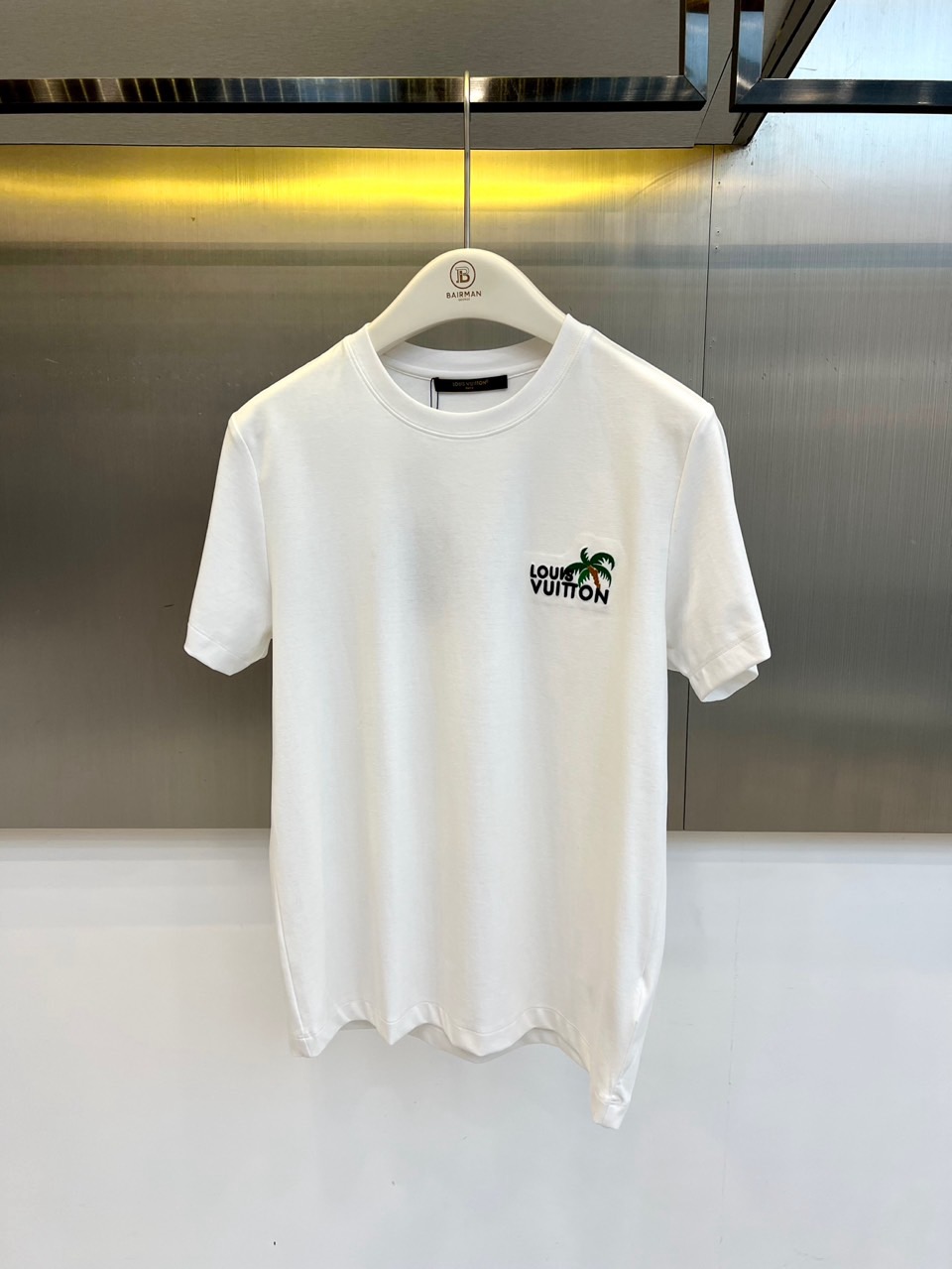 NO:902993,1v Vuitton, the new 2026 spring and summer short-sleeved T-shirt, is based on solid colors and interprets minimalist aesthetics. The round neck design fits the neck line, the short-sleeved cut is neat and stylish, and the overall fit is loose and comfortable, easily accommodating various body shapes, creating a casual and comfortable wearing experience. The three-dimensional embroidered logo on the chest combines classic brand elements and tropical palm tree patterns, and the exquisite craftsmanship details highlight the sense of quality, injecting vitality and personality into the simple style, perfectly balancing leisure and  The boundary of fashion. The fabric is made of high-quality cotton, which is soft to the touch and skin-friendly, breathable and sweat-absorbent, and adapts to the changing temperature changes in spring and summer. This T-shirt cleverly combines comfort and fashion. It is an indispensable fashion tool for the 2026 spring and summer wardrobe, allowing you to show your unique taste and good style in a relaxed and comfortable way. 48-56 (model 173, 143 pounds, upper body size 50),, T-shirt, tees, t-shirt,198609091v威登、2026春夏新品短袖T恤,以纯色为基底,诠释极简主义美学.圆领设计贴合颈部线条,短袖剪裁利落有型,整体版型宽松舒适,轻松包容各种身形,打造随性自在的穿着体验.胸前立体刺绣标识融合经典品牌元素与热带棕榈树图案,精致的工艺细节彰显品质感,为简约款式注入活力与个性,完美平衡休闲与时尚的边界.面料选用优质棉质,触感柔软亲肤,透气吸汗,适应春夏季节多变的温度变化.这款T恤将舒适性与潮流感巧妙结合,是2026春夏衣橱不可或缺的时尚利器,让你在轻松惬意中展现独特品味与不俗格调.48-56（模特173,143斤上身50码）,,T-shirt,tees，t-shirt,,Men's clothing
