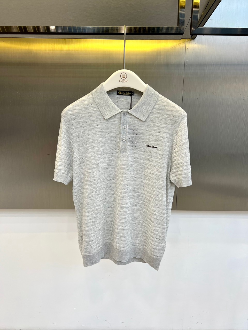 NO:903011,Loro Piana is elegant and elegant,  2026 spring and summer new POLO shirt, with a classic lapel and three-button placket design, interpreting a calm and decent modern style. The left chest is decorated with the brand's exquisite embroidered logo, low-key showing extraordinary taste. The 95% cotton and 5% spandex blended fabric is selected, with a soft texture, a fine texture on the surface, and excellent breathability and micro-elasticity for the fit.  , ensuring freshness and comfort for all-weather wear in spring and summer. Its neat tailoring and elegant fit can be matched with casual trousers or harmoniously matched with formal jackets. It can easily handle multiple occasions from business casual to daily travel. It is a must-have item for creating a simple and elegant wardrobe style. M-4XL (please state your height and weight when placing an order), loro  piana,jackets & coats,19860909Loro Piana诺悠翩雅、 2026春夏新品POLO衫,以经典翻领与三粒扣门襟设计,诠释从容得体的现代风格.左胸饰有品牌精致刺绣徽标,低调彰显不凡品味.甄选95棉与5氨纶混纺面料,质地柔软,表面呈现细腻纹理,兼具出色的透气性与合身的微弹力,确保春夏全天候穿着的清爽舒适.其剪裁利落,版型考究,既可搭配休闲裤装,亦能与正装外套和谐相衬,轻松驾驭从商务休闲到日常出行的多元场合,是打造简约优雅衣橱风格的必备单品.M-4XL（下单请报身高体重）,,loro piana,jackets & coats,,Men's clothing