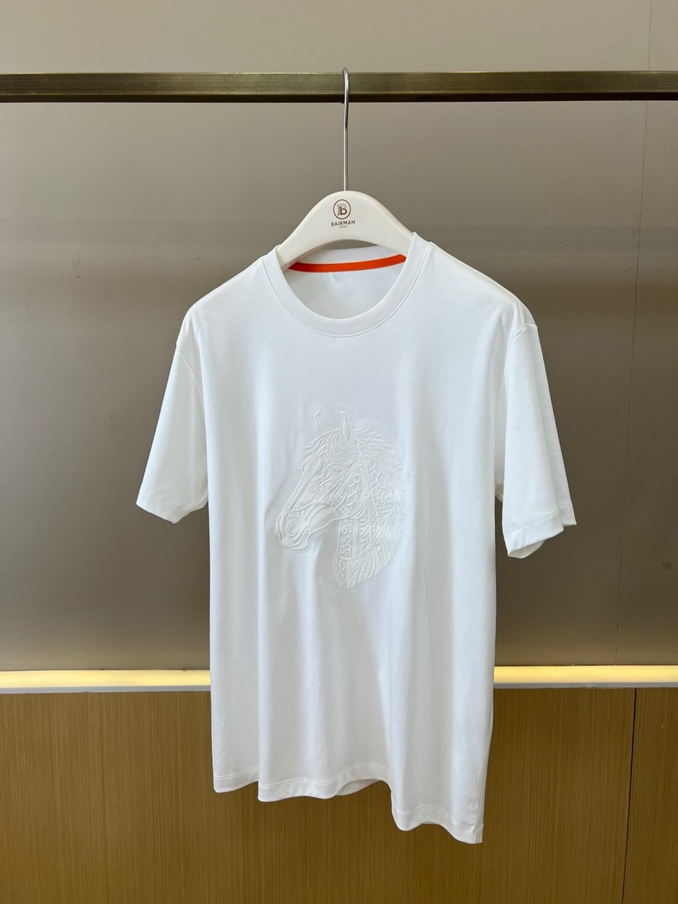 NO:903023,H Hermès, 2026 spring and summer new short-sleeved T-shirt, interprets the elegant style of modern men in a simple but not simple manner. High-count double-sided mercerized cotton fabric is selected, and the surface is treated with a special process to give a delicate satin luster, which is soft and smooth to the touch and has excellent breathability.  , it has both a crisp silhouette and a skin-friendly experience. The classic solid color is paired with an exquisite horse head pattern, and the lines are smooth and layered, showing artistic taste and brand ingenuity in a low-key manner. The round neck design fits the curve of the neck, making it comfortable to wear without being tight. The loose tailoring accommodates various body shapes, without  It can be easily worn for business commuting or leisure outings. This T-shirt perfectly combines texture and fashion. It is an indispensable and versatile item in the wardrobe, allowing you to stay fresh and decent in summer, showing the charm of a calm and confident gentleman. It is simple and stylish when worn alone, or layered  Rich in times, it is easy to create a high-end daily look, which is an ideal choice for men who pursue a quality life. 48-56 (model weighs 173,143 pounds, upper body size 50), hermes, T-shirt, tees, t-shirt,19860909H爱马仕、2026春夏新品短袖T恤,以简约而不简单的姿态诠释现代男士优雅格调.甄选高支双面丝光棉面料,经特殊工艺处理使表面呈现细腻丝缎光泽,触感柔软顺滑且透气性极佳,兼具挺括版型与亲肤体验.经典纯色搭配精致马头图案,线条流畅层次分明,于低调中彰显艺术品味与品牌匠心.圆领设计贴合颈部曲线,穿着舒适不紧绷,宽松剪裁包容各种身形,无论商务通勤还是休闲出游皆能轻松驾驭.这款T恤将质感与时尚完美融合,是衣橱中不可或缺的百搭单品,让你在夏日里保持清爽体面,展现从容自信的绅士魅力.单穿简约有型,叠穿层次丰富,轻松打造高级感日常造型,是追求品质生活男士的理想之选.48-56（模特173,143斤上身50码）,,hermes,T-shirt,tees，t-shirt,,Men's clothing