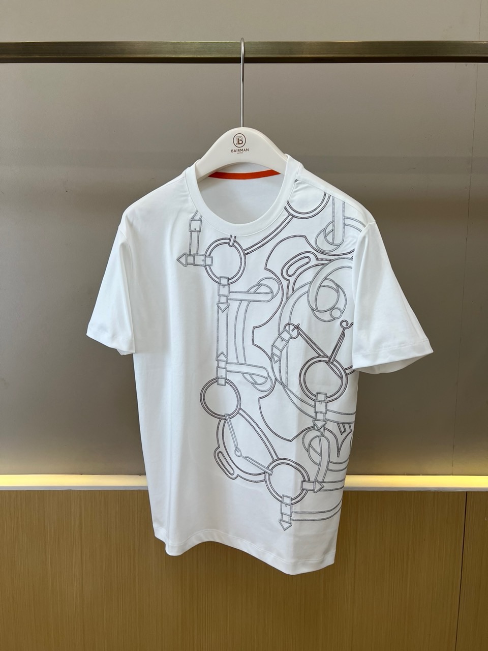 NO:903029,H Hermès, the 2026 spring and summer new short-sleeved T-shirt, uses high-end double mercerization technology to reshape the texture of the classic T-shirt. The double-sided mercerization treatment gives the fabric a silk-like delicate luster and drape, which is breathable and skin-friendly while looking more crisp and stylish. The pure color is clean and pure, and the front piece is large  The line printing of the horse bit buckle breaks the monotony, and the metal buckle and the belt are intertwined to form an elegant pattern, cleverly integrating light luxury equestrian elements, showing exquisite taste in simplicity. The loose round neck version accommodates various body shapes, and the upper body is comfortable and unrestricted. It can be worn alone to show a casual and casual attitude, or as a pair  Used as an inner layer to enhance the overall look. Whether it is daily commuting, weekend outings or light business occasions, this T-shirt can be easily controlled. The high-quality fabric of double-sided mercerized cotton ensures durability and is not easily deformed. It remains soft and shiny after multiple washes. It is the perfect 2026 spring and summer clothing.  A must-have quality choice for your wardrobe, allowing you to find the perfect balance between comfort and fashion, and easily wear a high-end look. 48-56 (model weighs 173,143 pounds, upper body size 50), hermes, T-shirt, tees, t-shirt,19860909H爱马仕、2026春夏新品短袖T恤,以高端双丝光工艺重塑经典T恤质感,双面丝光处理赋予面料如丝绸般的细腻光泽与垂坠感,透气亲肤的同时更显挺括有型.纯色调干净纯粹,前片大面积马衔扣线条印花打破单调,金属环扣与皮带交织成优雅图案,巧妙融入轻奢马术元素,简约中透着精致品味.宽松圆领版型包容各种身形,上身舒适无束缚,既可单穿展现随性休闲态度,也可作为内搭提升整体造型层次.无论是日常通勤、周末出游还是轻商务场合,这款T恤都能轻松驾驭,双面丝光棉的优质面料确保耐穿不易变形,多次洗涤依然保持柔软与光泽,是2026春夏衣橱必备的品质之选,让你在舒适与时尚之间找到完美平衡,轻松穿出高级感.48-56（模特173,143斤上身50码）,,hermes,T-shirt,tees，t-shirt,,Men's clothing