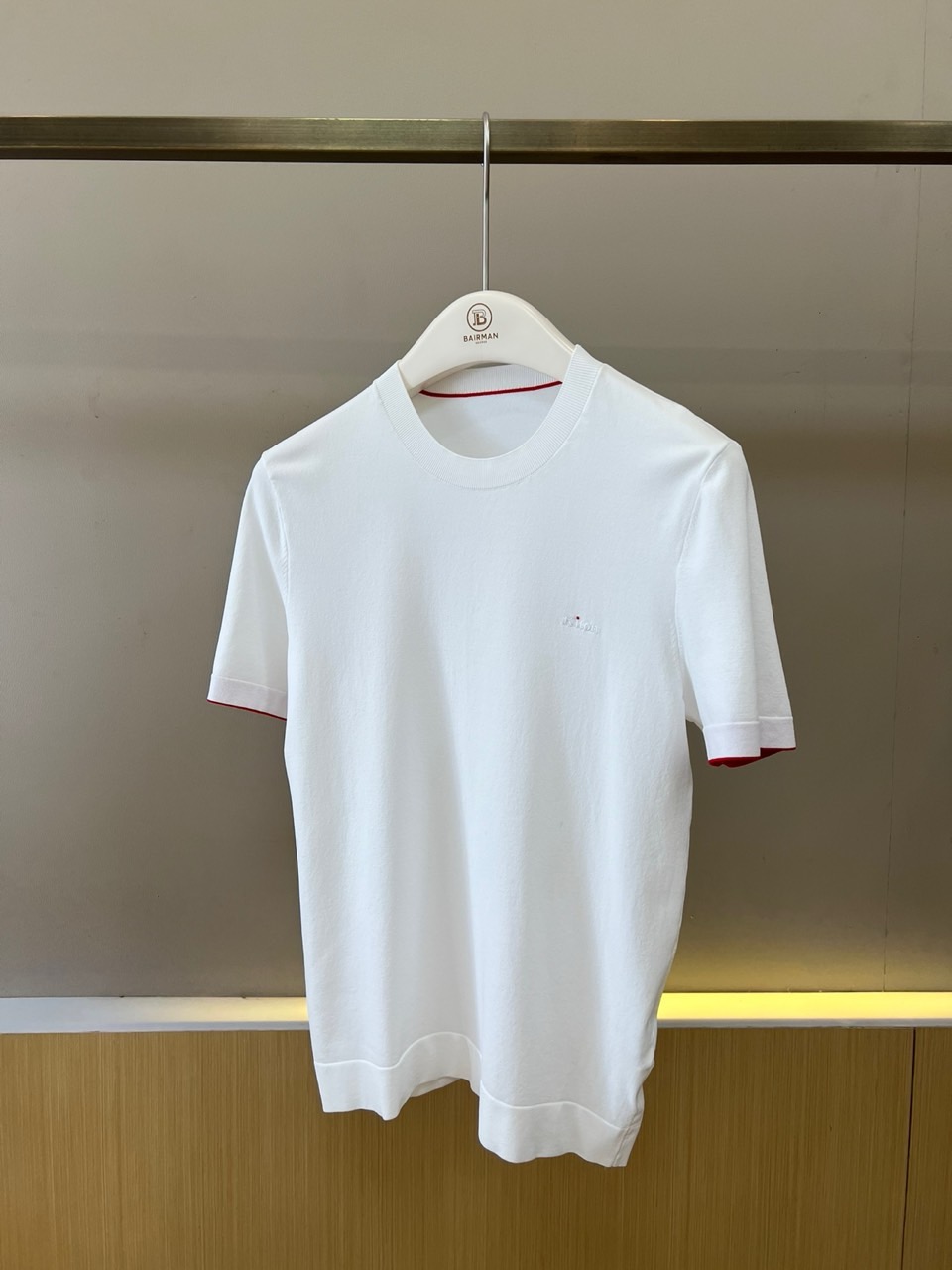 NO:903035,pTop 240. Shorts  Kiton, the new 2026 spring and summer short-sleeved T-shirt, is based on solid colors, with a round neck design that fits the neck line, and is simple and exquisite. The body is woven with Yilite yarn, and the fabric is crisp, stylish, breathable and skin-friendly, giving the wearer a light and comfortable spring and summer experience. The cuffs and collar form clever contrasting details to break the monotony; the small three-dimensional logo on the chest low-key highlights the brand texture, and the overall style has both casual and light business temperament.  Whether it is daily commuting, weekend dates or vacations, this T-shirt can be easily controlled. The cut is neat and slim, and it accommodates various body shapes, allowing the wearer to maintain an elegant posture while being comfortable. It is an indispensable and versatile item in the spring and summer wardrobe, bringing refreshing and stylish dressing options to urban men. 48-56 (model is 173,143 pounds, upper body size 50),, shorts, T-shirt, tees, t-shirt,19860909p上衣240.短裤 Kiton奇顿、2026春夏新品短袖T恤,以纯色为主调,圆领设计贴合颈部线条,简约中透着精致.衣身采用伊力特纱线织就,面料挺括有型且透气亲肤,赋予穿着者轻盈舒适的春夏体验.袖口与领口形成巧妙撞色细节,打破单调感；胸前小巧立体标志低调彰显品牌质感,整体风格兼具休闲与轻商务气质.无论是日常通勤、周末约会还是度假出行,这款T恤都能轻松驾驭,版型剪裁利落修身,包容各种身形,让穿着者在舒适中保持优雅姿态,是春夏衣橱不可或缺的百搭单品,为都市男士带来清爽有型的穿搭选择.48-56（模特173,143斤上身50码）,,shorts,T-shirt,tees，t-shirt,,Men's clothing
