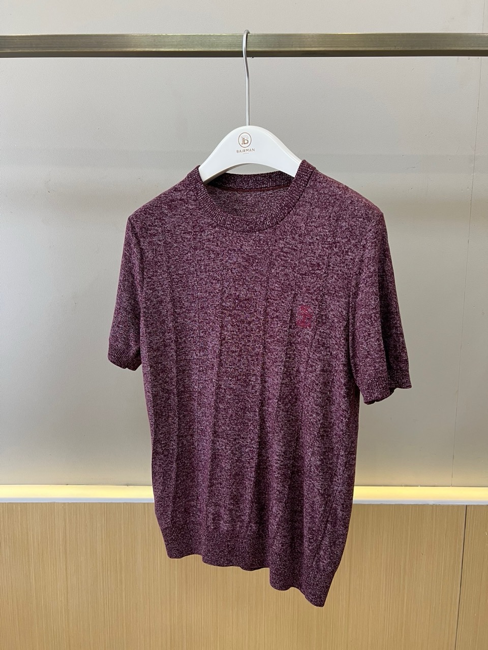 NO:903041,pTop 220. Shorts Brunello  Cucinelli-BC, the new 2026 spring and summer men's knitted short-sleeved T-shirt, sets a simple tone with a neat round neck cut, and the short-sleeved design fits the lightness of the season. The delicate texture is intertwined, showing a unique taste in a low-key manner. The fabric has the soft and breathable properties of knitwear, making it comfortable and burdenless to wear close to the body. The vertical three-dimensional jacquard dark pattern runs through the body, showing a subtle sense of layering under light and shadow, breaking the dullness of solid colors while giving the body a  The slender visual effect. The exquisite embroidered logo on the left chest reveals the brand's ingenuity in every detail. The overall style combines business casual and light and sophisticated textures. It can be worn alone to show elegance and casualness, or can be layered to cope with changing occasions. It is the finishing touch to enhance the style of the spring and summer wardrobe, making daily wear without losing a sense of ritual and easily managing a variety of styling needs. 48-56 (model 173, 143 pounds, upper body size 50), brunello  cucinelli,shorts,T-shirt,tees,t-shirt,19860909p上衣220.短裤 Brunello Cucinelli-BC、2026春夏新品男士针织短袖T恤,以利落圆领剪裁奠定简约基调,短袖设计契合季节轻盈感.交织出细腻肌理,低调中彰显独特品味,面料自带针织品的柔软透气属性,贴身穿着舒适无负担.纵向立体提花暗纹贯穿衣身,在光影下呈现微妙层次感,打破纯色沉闷的同时赋予衣身修长视觉效果.左胸处精致刺绣徽标点缀,于细节处流露品牌匠心.整体风格兼顾商务休闲与轻熟质感,可单穿展现优雅随性,亦可叠搭应对多变场合,是春夏衣橱里提升格调的点睛之笔,让日常穿着不失仪式感,轻松驾驭多种造型需求.48-56（模特173,143斤上身50码）,,brunello cucinelli,shorts,T-shirt,tees，t-shirt,,Men's clothing