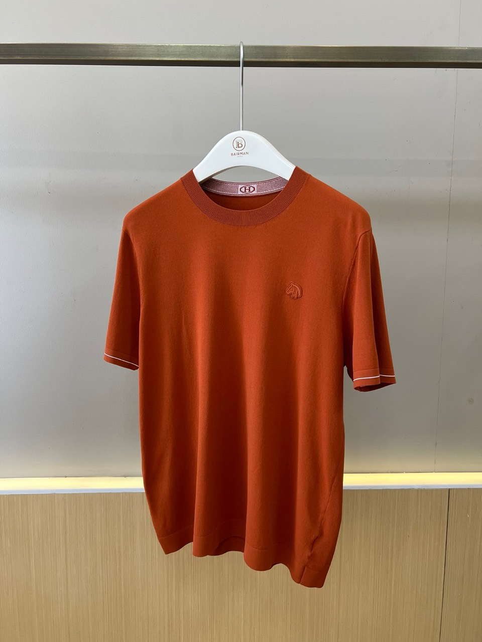 NO:903048,pTop 240. Shorts  H Hermès, 2026 spring and summer new short-sleeved T-shirt, with solid colors as the main tone, visually white and full of seasonal vitality. The style adopts a loose dropped shoulder cut to accommodate various body shapes. The round neck rib design fits the neck line, making it comfortable and not tight to wear. The cuffs are embellished with delicate thin edges, forming a perfect fit with the body.  Subtle color contrast, quality can be seen in the details. The small horse head on the chest is three-dimensional and low-key without losing recognition, injecting a light luxury texture into the simple version. The fabric is made of high-end Yilite material, which is delicate and soft to the touch, breathable and moisture-absorbent, making it refreshing and not stuffy to wear in spring and summer. It has both a stiff version and a skin-friendly experience. The overall style is integrated  Suitable for business casual and daily commuting, it can be worn alone to show a casual temperament, or can be used as an inner layer to enhance the level. Whether it is the urban workplace or a weekend trip, it can be easily controlled and shows low-key taste. This T-shirt carries advanced craftsmanship with a minimalist design, and uses color and texture to interpret the 2026 spring and summer style.  Fashion attitude is an indispensable and versatile item in the wardrobe, making every wear an expression of confidence. 48-56 (model weighs 173,143 pounds, upper body size 50), hermes, shorts, T-shirt, tees, t-shirt,19860909p上衣240.短裤 H爱马仕、2026春夏新品短袖T恤,以纯色为主调,视觉上既显白又充满季节活力.款式采用宽松落肩剪裁,包容各种身形,圆领罗纹设计贴合颈部线条,穿着舒适不紧绷.袖口点缀精致细边,与衣身形成微妙撞色,细节处见品质.胸前小巧马头立体低调而不失辨识度,为简约版型注入轻奢质感.面料选用高端伊力特材质,触感细腻柔软,透气吸湿,春夏穿着清爽不闷热,兼具挺括版型与亲肤体验.整体风格融合商务休闲与日常通勤,既可单穿展现随性气质,也可作为内搭提升层次.无论是都市职场还是周末出行,都能轻松驾驭,彰显低调品味.这款T恤以极简设计承载高级工艺,用色彩与质感诠释2026春夏的时尚态度,是衣橱中不可或缺的百搭单品,让每一次穿着都成为自信表达.48-56（模特173,143斤上身50码）,,hermes,shorts,T-shirt,tees，t-shirt,,Men's clothing