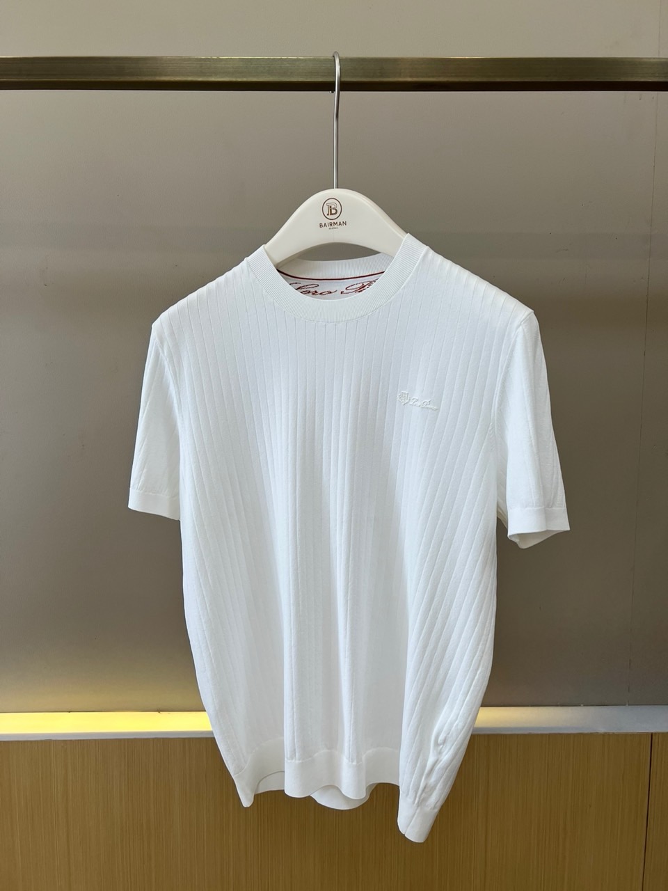 NO:903054,pTop 240. Shorts Loro  Piana's new spring and summer 2026 short-sleeved T-shirt is based on a solid color and adopts a classic round-neck short-sleeved cut. The neat lines outline a simple but not simple outline. The delicate vertical texture of the whole body gives the body a three-dimensional sense of layering, visually elongating the body, feeling soft and skin-friendly and with good breathability. The low-key three-dimensional logo of the same color on the chest echoes, highlighting the quality and style in the details. The overall style is light business.  Exquisite and casual, it can be worn alone to show a refreshing temperament, or can be layered to cope with various occasions. The unique drape and wrinkle resistance of Yilite fabric allow the wearer to stay crisp and stylish all day long in spring and summer. Whether it is urban commuting or weekend travel, it can be easily controlled, interpreting the restrained and tasteful fashion attitude of modern men. 48-56 (model 173, 143 pounds, upper body size 50),, loro  piana,shorts,T-shirt,tees,t-shirt,19860909p上衣240.短裤 Loro Piana诺悠翩雅、2026春夏新品短袖T恤,以纯色为基底,采用经典圆领短袖剪裁,利落线条勾勒出简约而不简单的轮廓.全身细腻竖纹肌理赋予衣身立体层次感,视觉上拉长身形,触感柔软亲肤且透气性佳.胸前同色系低调立体标识相呼应,于细节处彰显品质格调.整体风格兼具轻商务的精致与休闲的随性,既可单穿展现清爽气质,亦可叠搭应对多变场合.伊力特面料特有的垂坠感与抗皱性,让穿着者在春夏季节保持全天挺括有型,无论是都市通勤还是周末出行,都能轻松驾驭,诠释现代男士内敛而有品位的时尚态度.48-56（模特173,143斤上身50码）,,loro piana,shorts,T-shirt,tees，t-shirt,,Men's clothing