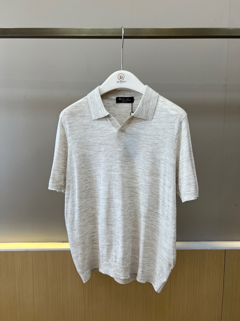 NO:903061,pTop 240. Shorts Loro  Piana's elegant and elegant 2026 spring and summer new knitted short-sleeved polo shirt reshapes classic men's clothing items with light and breathable fabrics. The variegated textures interweave a low-key sense of luxury, breaking the dull impression of traditional polo shirts. The short-sleeved design is suitable for spring and summer temperatures, and the lapel lines are neat and crisp to show the gentleman's temperament. The slim cut fits the body shape but is not tight, showing an elegant and calm wearing posture. The fine knitted texture is soft and skin-friendly, and the drape is excellent and is not easy to deform.  Whether it is a business casual occasion or daily commuting, it can be easily managed. The simple but not simple design concept makes this polo shirt a must-have basic wardrobe item. From morning meetings to evening tipsy nights, a knitted polo shirt that combines comfort and style interprets the exquisite life aesthetics of modern urban men. For the 2026 spring and summer wardrobe refresh, choose this textured choice. 48-56 (model 173, 143 pounds, upper body size 50), loro  piana,shorts,T-shirt,19860909p上衣240.短裤 Loro Piana诺悠翩雅、2026春夏新品针织短袖polo衫,以轻盈透气面料重塑经典男装单品,杂色纹理交织出低调高级感,打破传统polo衫的沉闷印象.短袖设计适配春夏温度,翻领线条利落挺括彰显绅士气质,修身剪裁贴合身形却不紧绷,展现优雅从容的穿着姿态.细腻针织肌理触感柔软亲肤,垂坠感优异不易变形,无论是商务休闲场合还是日常通勤穿搭都能轻松驾驭.简约而不简单的设计理念,让这件polo衫成为衣橱必备的基础款,从晨间会议到傍晚微醺,一件兼顾舒适与格调的针织polo衫,诠释现代都市男性的精致生活美学,2026春夏衣橱焕新就选这件质感之选.48-56（模特173,143斤上身50码）,,loro piana,shorts,T-shirt,,Men's clothing