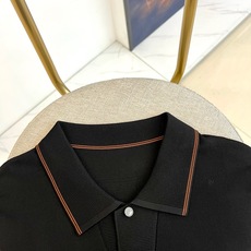 Zegna杰尼亚、2026春夏新品短袖Polo衫,以54.7%莱赛尔纤维交织23.5%天然蚕丝,辅以16 Zegna杰尼亚、2026春夏新品短袖Polo衫,以54.7%莱赛尔纤维交织23.5%天然蚕丝,辅以16