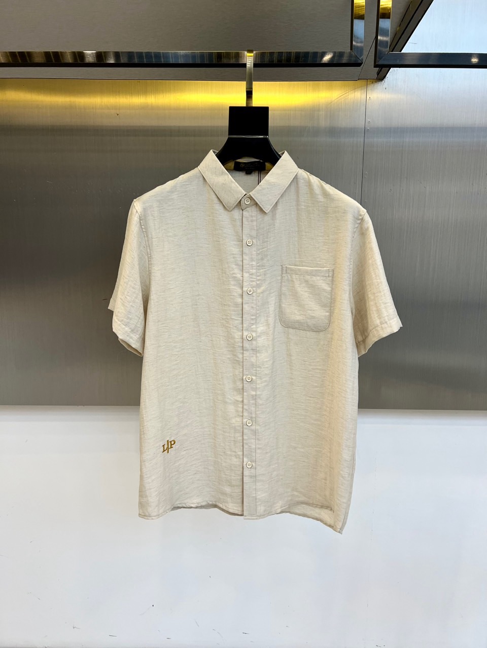 Loro piana、2026夏款翻领开衫短袖、简约风格、主打面料舒适、盛夏时节必备老钱风单品、商务范、