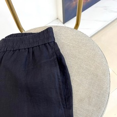 Loro Piana诺悠翩雅、2026春夏新品休闲裤,以100%天然亚麻面料打造,呈现轻盈透气的穿着体验 Loro Piana诺悠翩雅、2026春夏新品休闲裤,以100%天然亚麻面料打造,呈现轻盈透气的穿着体验
