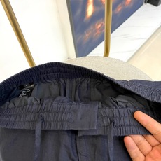 Loro Piana诺悠翩雅、2026春夏新品休闲裤,以100%天然亚麻面料打造,呈现轻盈透气的穿着体验 Loro Piana诺悠翩雅、2026春夏新品休闲裤,以100%天然亚麻面料打造,呈现轻盈透气的穿着体验