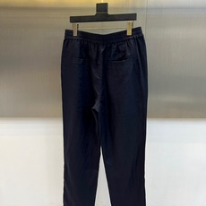 Loro Piana诺悠翩雅、2026春夏新品休闲裤,以100%天然亚麻面料打造,呈现轻盈透气的穿着体验 Loro Piana诺悠翩雅、2026春夏新品休闲裤,以100%天然亚麻面料打造,呈现轻盈透气的穿着体验