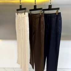 Loro Piana诺悠翩雅、2026春夏新品休闲裤,以100%天然亚麻面料打造,呈现轻盈透气的穿着体验 Loro Piana诺悠翩雅、2026春夏新品休闲裤,以100%天然亚麻面料打造,呈现轻盈透气的穿着体验