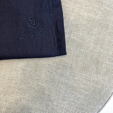 Loro Piana诺悠翩雅、2026春夏新品休闲裤,以100%天然亚麻面料打造,呈现轻盈透气的穿着体验 Loro Piana诺悠翩雅、2026春夏新品休闲裤,以100%天然亚麻面料打造,呈现轻盈透气的穿着体验