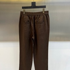 Loro Piana诺悠翩雅、2026春夏新品休闲裤,以100%天然亚麻面料打造,呈现轻盈透气的穿着体验 Loro Piana诺悠翩雅、2026春夏新品休闲裤,以100%天然亚麻面料打造,呈现轻盈透气的穿着体验