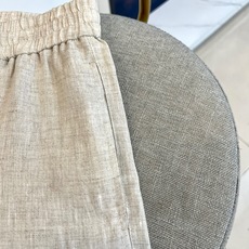 Loro Piana诺悠翩雅、2026春夏新品休闲裤,以100%天然亚麻面料打造,呈现轻盈透气的穿着体验 Loro Piana诺悠翩雅、2026春夏新品休闲裤,以100%天然亚麻面料打造,呈现轻盈透气的穿着体验
