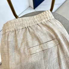 Loro Piana诺悠翩雅、2026春夏新品休闲裤,以100%天然亚麻面料打造,呈现轻盈透气的穿着体验 Loro Piana诺悠翩雅、2026春夏新品休闲裤,以100%天然亚麻面料打造,呈现轻盈透气的穿着体验