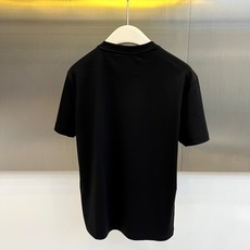 Brunello Cucinelli-BC、2026春夏新品短袖T恤,以极简美学诠释都市轻奢格调。纯色搭 Brunello Cucinelli-BC、2026春夏新品短袖T恤,以极简美学诠释都市轻奢格调。纯色搭