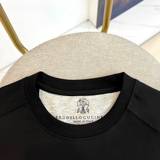 Brunello Cucinelli-BC、2026春夏新品短袖T恤,以极简美学诠释都市轻奢格调。纯色搭 Brunello Cucinelli-BC、2026春夏新品短袖T恤,以极简美学诠释都市轻奢格调。纯色搭