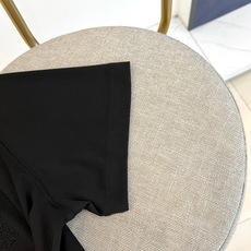 Brunello Cucinelli-BC、2026春夏新品短袖T恤,以极简美学诠释都市轻奢格调。纯色搭 Brunello Cucinelli-BC、2026春夏新品短袖T恤,以极简美学诠释都市轻奢格调。纯色搭