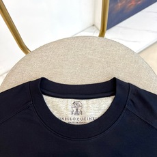 Brunello Cucinelli-BC、2026春夏新品短袖T恤,以极简美学诠释都市轻奢格调。纯色搭 Brunello Cucinelli-BC、2026春夏新品短袖T恤,以极简美学诠释都市轻奢格调。纯色搭