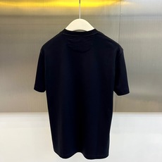 Brunello Cucinelli-BC、2026春夏新品短袖T恤,以极简美学诠释都市轻奢格调。纯色搭 Brunello Cucinelli-BC、2026春夏新品短袖T恤,以极简美学诠释都市轻奢格调。纯色搭