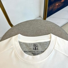 Brunello Cucinelli-BC、2026春夏新品短袖T恤,以极简美学诠释都市轻奢格调。纯色搭 Brunello Cucinelli-BC、2026春夏新品短袖T恤,以极简美学诠释都市轻奢格调。纯色搭