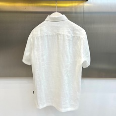 Zegna杰尼亚、2026春夏新品短袖衬衫,以100%天然亚麻打造,带来如呼吸般的自在穿着体验。明亮纯色 Zegna杰尼亚、2026春夏新品短袖衬衫,以100%天然亚麻打造,带来如呼吸般的自在穿着体验。明亮纯色