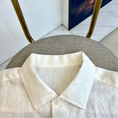 Zegna杰尼亚、2026春夏新品短袖衬衫,以100%天然亚麻打造,带来如呼吸般的自在穿着体验。明亮纯色 Zegna杰尼亚、2026春夏新品短袖衬衫,以100%天然亚麻打造,带来如呼吸般的自在穿着体验。明亮纯色
