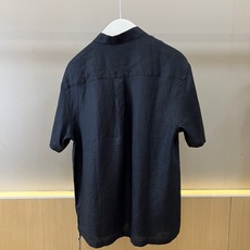 Loro Piana诺悠翩雅、2026春夏新品短袖T恤,以100%天然亚麻面料,经典立领设计搭配前襟纽扣 Loro Piana诺悠翩雅、2026春夏新品短袖T恤,以100%天然亚麻面料,经典立领设计搭配前襟纽扣