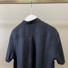 Loro Piana诺悠翩雅、2026春夏新品短袖T恤,以100%天然亚麻面料,经典立领设计搭配前襟纽扣 Loro Piana诺悠翩雅、2026春夏新品短袖T恤,以100%天然亚麻面料,经典立领设计搭配前襟纽扣