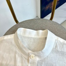 Loro Piana诺悠翩雅、2026春夏新品短袖T恤,以100%天然亚麻面料,经典立领设计搭配前襟纽扣 Loro Piana诺悠翩雅、2026春夏新品短袖T恤,以100%天然亚麻面料,经典立领设计搭配前襟纽扣