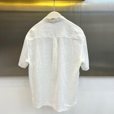 Loro Piana诺悠翩雅、2026春夏新品短袖T恤,以100%天然亚麻面料,经典立领设计搭配前襟纽扣 Loro Piana诺悠翩雅、2026春夏新品短袖T恤,以100%天然亚麻面料,经典立领设计搭配前襟纽扣
