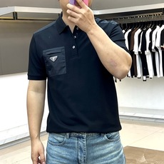 Prad普拉达、2026春夏新品男士短袖Polo衫,以极简主义美学重塑经典休闲格调。棉质面料触感柔软亲肤 Prad普拉达、2026春夏新品男士短袖Polo衫,以极简主义美学重塑经典休闲格调。棉质面料触感柔软亲肤