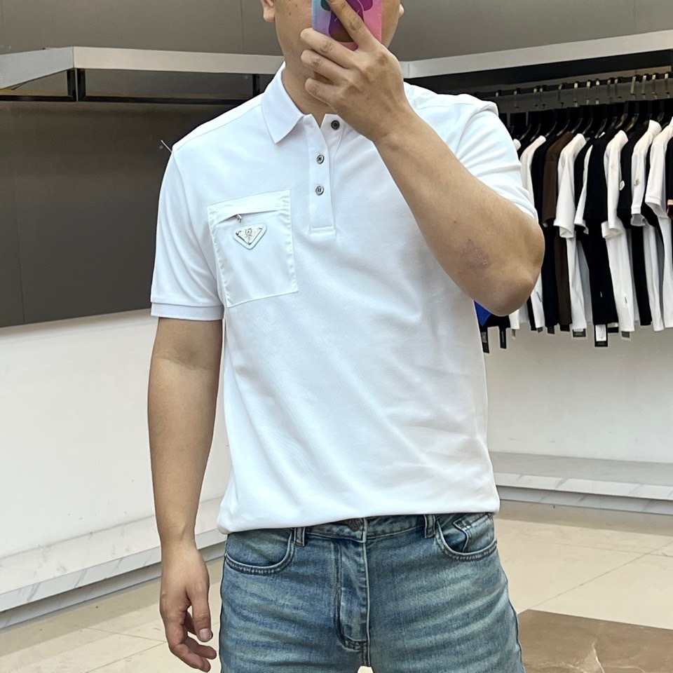 Prad普拉达、2026春夏新品男士短袖Polo衫，以极简主义美学重塑经典休闲格调。棉质面料触感柔软亲肤
