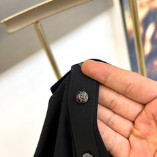 Loro Piana诺悠翩雅、2026春夏新品短袖Polo衫,以简约廓形诠释轻奢通勤风。纯色调干净利落, Loro Piana诺悠翩雅、2026春夏新品短袖Polo衫,以简约廓形诠释轻奢通勤风。纯色调干净利落,