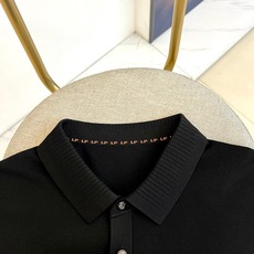 Loro Piana诺悠翩雅、2026春夏新品短袖Polo衫,以简约廓形诠释轻奢通勤风。纯色调干净利落, Loro Piana诺悠翩雅、2026春夏新品短袖Polo衫,以简约廓形诠释轻奢通勤风。纯色调干净利落,