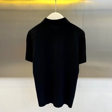 Loro Piana诺悠翩雅、2026春夏新品短袖Polo衫,以简约廓形诠释轻奢通勤风。纯色调干净利落, Loro Piana诺悠翩雅、2026春夏新品短袖Polo衫,以简约廓形诠释轻奢通勤风。纯色调干净利落,