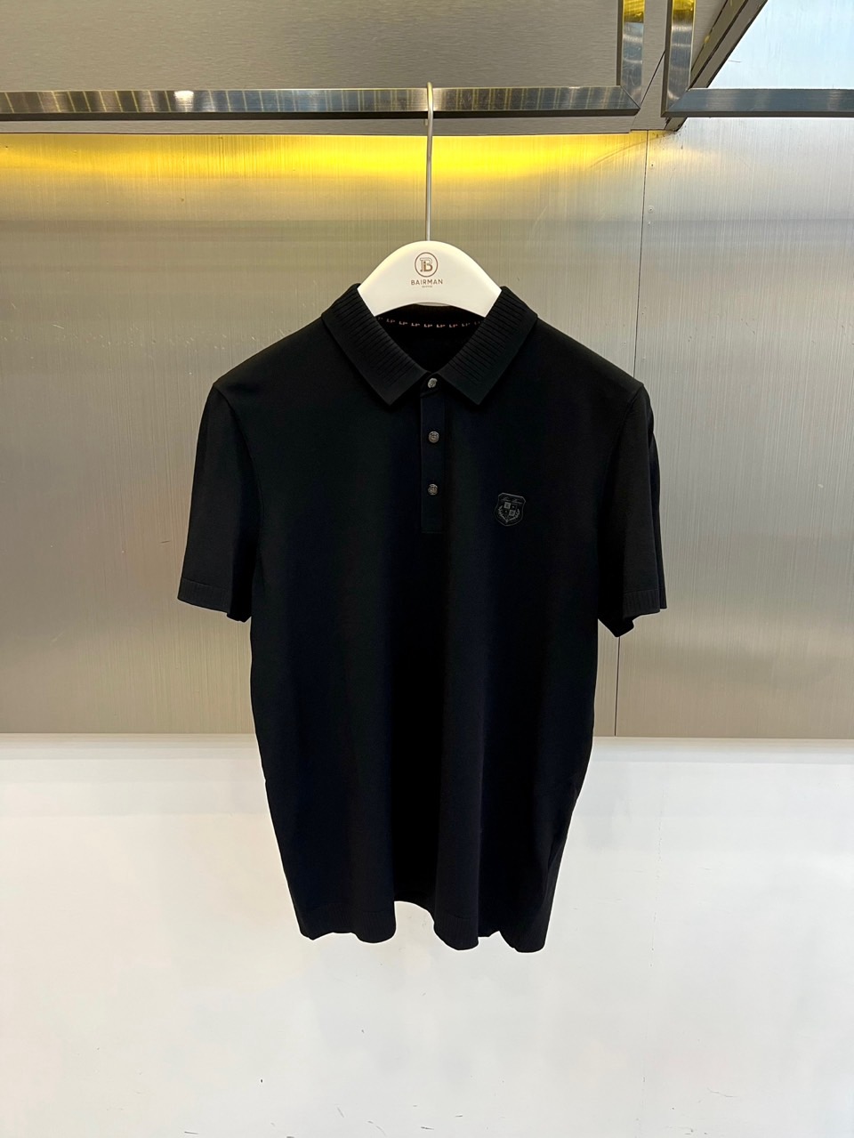 Loro Piana诺悠翩雅、2026春夏新品短袖Polo衫，以简约廓形诠释轻奢通勤风。纯色调干净利落，