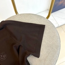 Loro Piana诺悠翩雅、2026春夏新品短袖Polo衫,以简约廓形诠释轻奢通勤风。纯色调干净利落, Loro Piana诺悠翩雅、2026春夏新品短袖Polo衫,以简约廓形诠释轻奢通勤风。纯色调干净利落,