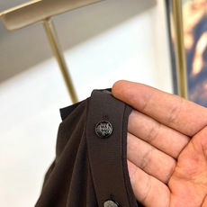 Loro Piana诺悠翩雅、2026春夏新品短袖Polo衫,以简约廓形诠释轻奢通勤风。纯色调干净利落, Loro Piana诺悠翩雅、2026春夏新品短袖Polo衫,以简约廓形诠释轻奢通勤风。纯色调干净利落,