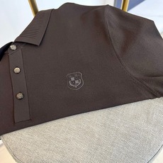 Loro Piana诺悠翩雅、2026春夏新品短袖Polo衫,以简约廓形诠释轻奢通勤风。纯色调干净利落, Loro Piana诺悠翩雅、2026春夏新品短袖Polo衫,以简约廓形诠释轻奢通勤风。纯色调干净利落,