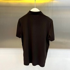 Loro Piana诺悠翩雅、2026春夏新品短袖Polo衫,以简约廓形诠释轻奢通勤风。纯色调干净利落, Loro Piana诺悠翩雅、2026春夏新品短袖Polo衫,以简约廓形诠释轻奢通勤风。纯色调干净利落,