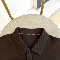 Loro Piana诺悠翩雅、2026春夏新品短袖Polo衫,以简约廓形诠释轻奢通勤风。纯色调干净利落, Loro Piana诺悠翩雅、2026春夏新品短袖Polo衫,以简约廓形诠释轻奢通勤风。纯色调干净利落,