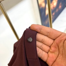 Loro Piana诺悠翩雅、2026春夏新品短袖Polo衫,以简约廓形诠释轻奢通勤风。纯色调干净利落, Loro Piana诺悠翩雅、2026春夏新品短袖Polo衫,以简约廓形诠释轻奢通勤风。纯色调干净利落,