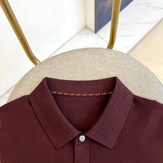 Loro Piana诺悠翩雅、2026春夏新品短袖Polo衫,以简约廓形诠释轻奢通勤风。纯色调干净利落, Loro Piana诺悠翩雅、2026春夏新品短袖Polo衫,以简约廓形诠释轻奢通勤风。纯色调干净利落,