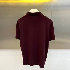 Loro Piana诺悠翩雅、2026春夏新品短袖Polo衫,以简约廓形诠释轻奢通勤风。纯色调干净利落, Loro Piana诺悠翩雅、2026春夏新品短袖Polo衫,以简约廓形诠释轻奢通勤风。纯色调干净利落,