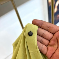Loro Piana诺悠翩雅、2026春夏新品短袖Polo衫,以简约廓形诠释轻奢通勤风。纯色调干净利落, Loro Piana诺悠翩雅、2026春夏新品短袖Polo衫,以简约廓形诠释轻奢通勤风。纯色调干净利落,