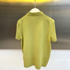 Loro Piana诺悠翩雅、2026春夏新品短袖Polo衫,以简约廓形诠释轻奢通勤风。纯色调干净利落, Loro Piana诺悠翩雅、2026春夏新品短袖Polo衫,以简约廓形诠释轻奢通勤风。纯色调干净利落,